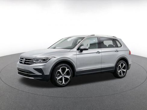 Used 2026 Volkswagen Tiguan SE AWD/4WD image 3