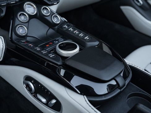 Used 2021 Aston Martin V8 Vantage Roadster image 37