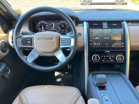 Certified 2024 Land Rover Discovery Metropolitan Edition image 28