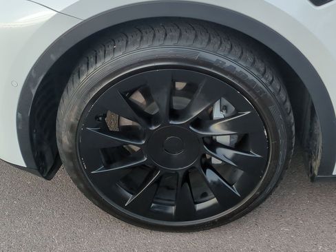 Used 2021 Tesla Model Y Long Range image 13