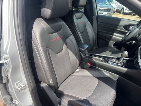 Used 2025 Jeep Compass Trailhawk AWD/4WD image 35
