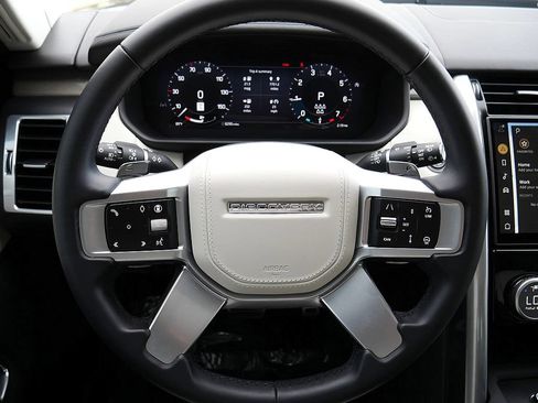Used 2025 Land Rover Discovery Metropolitan Edition AWD/4WD image 21