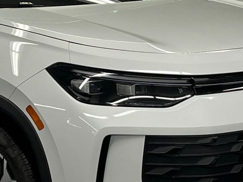 New 2025 Volkswagen Tiguan SE image 42