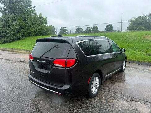Used 2018 Chrysler Pacifica Touring-L FWD image 5