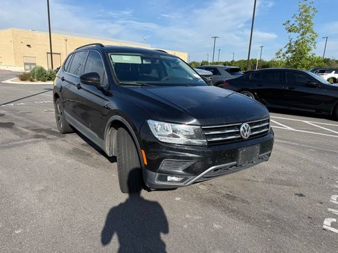 Used 2018 Volkswagen Tiguan SE w/ 18" Alloy Wheels Package FWD image 3
