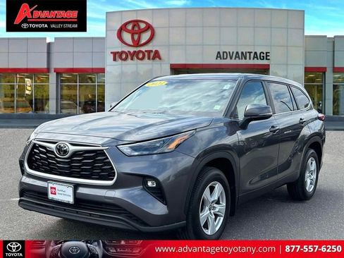 Used 2023 Toyota Highlander LE AWD/4WD image 2