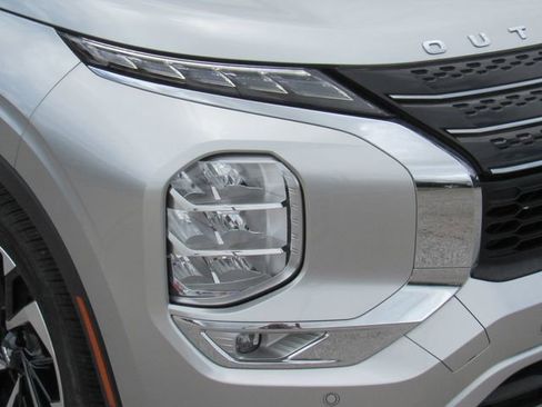 Used 2023 Mitsubishi Outlander SE FWD image 10