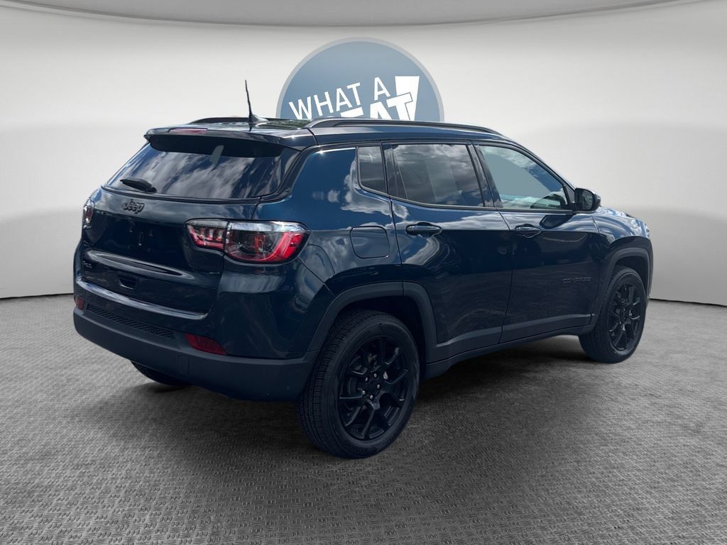 Used 2024 Jeep Compass Latitude w/ Altitude Special Edition AWD/4WD image 3