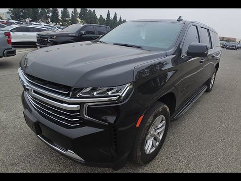 Used 2024 Chevrolet Suburban LT w/ Luxury Package RWD image 3