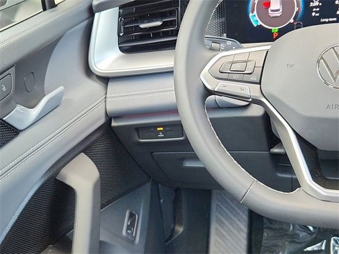 New 2025 Volkswagen Tiguan SE image 22