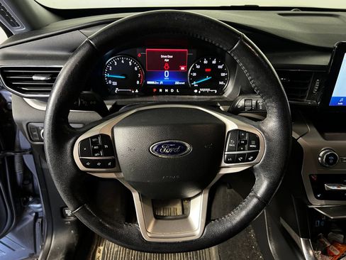 Used 2022 Ford Explorer XLT w/ Equipment Group 202A RWD image 9