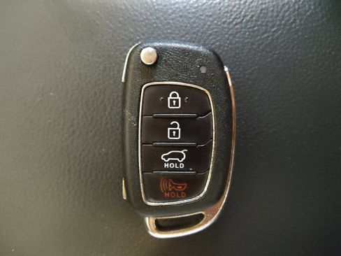 Used 2018 Hyundai Santa Fe SE AWD/4WD image 32