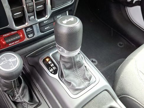 Used 2024 Jeep Wrangler Unlimited Rubicon 4xe AWD/4WD image 12