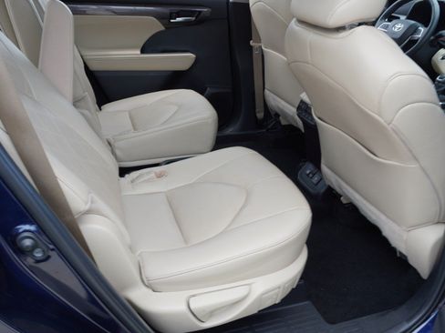Used 2024 Toyota Highlander Platinum FWD image 31
