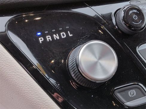 Used 2023 Chrysler Pacifica Touring-L image 23