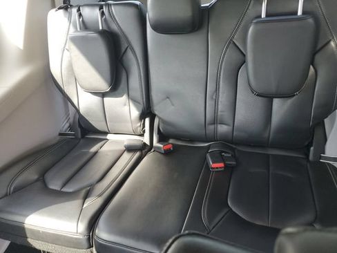 Used 2023 Chrysler Pacifica Touring-L FWD image 10
