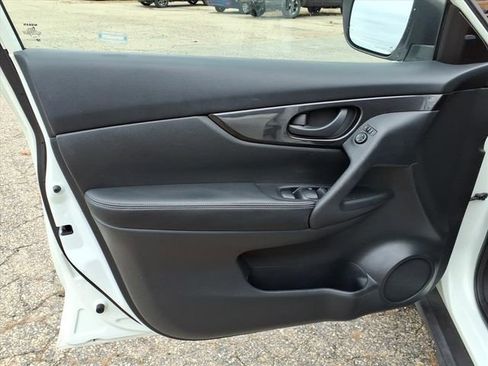 Used 2019 Nissan Rogue S image 10