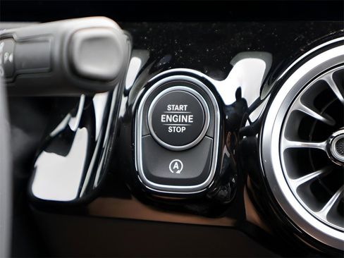 Used 2025 Mercedes-Benz GLA 250 4MATIC image 26