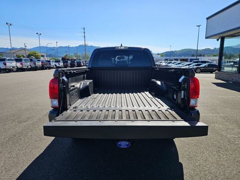 Used 2017 Toyota Tacoma TRD Off-Road AWD/4WD image 10