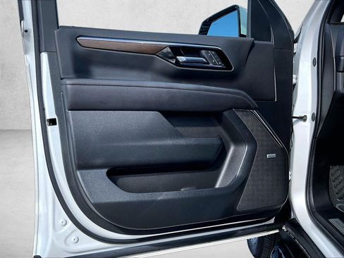 Used 2025 Chevrolet Tahoe High Country RWD image 18