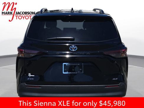 Used 2025 Toyota Sienna XLE w/ XLE Plus Package FWD image 11