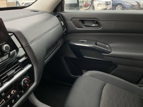 Used 2025 Nissan Pathfinder SV FWD image 37