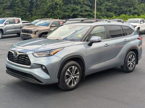Used 2023 Toyota Highlander XLE FWD image 3