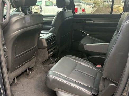 Used 2025 Jeep Wagoneer Series III w/ Premium Group I AWD/4WD image 29