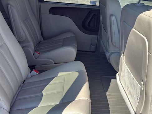 Used 2015 Chrysler Town & Country Touring-L w/ Driver Convenience Group FWD image 9