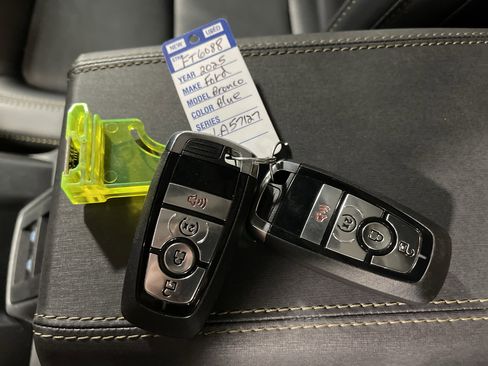 Used 2025 Ford Bronco Badlands image 26