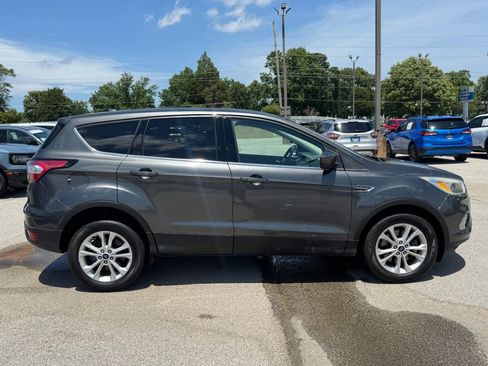 Used 2017 Ford Escape SE AWD/4WD image 2