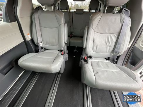 Used 2021 Toyota Sienna Limited image 14