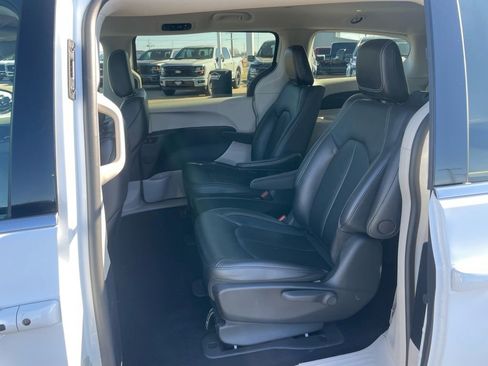 Used 2024 Chrysler Pacifica Limited FWD image 8