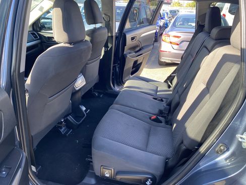 Used 2019 Toyota Highlander LE w/ Carpet Mat Package (TMS) FWD image 20