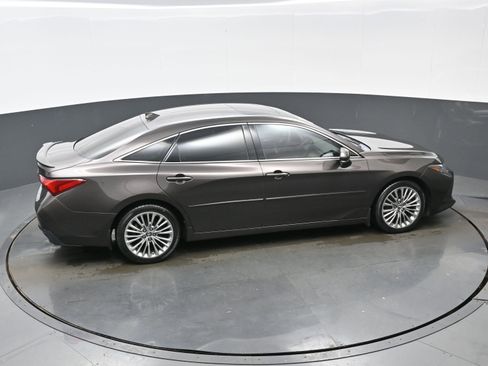 Used 2019 Toyota Avalon Limited image 42