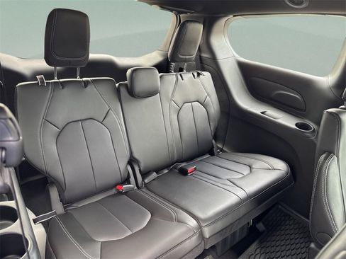New 2026 Chrysler Pacifica Select image 33