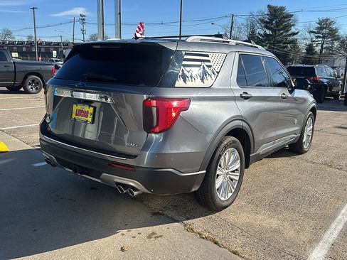 Used 2022 Ford Explorer King Ranch w/ Premium Technology Package image 6