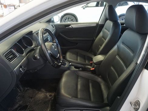 Used 2017 Volkswagen Jetta SE image 18