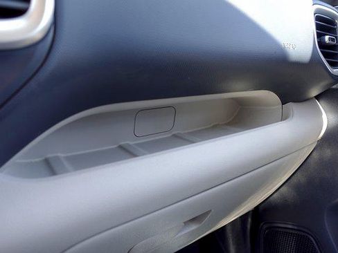 Used 2021 Hyundai Venue FWD image 25