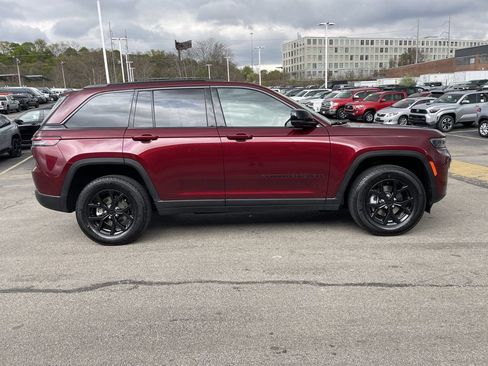 Used 2026 Jeep Grand Cherokee Altitude AWD/4WD image 7