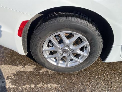 Used 2023 Chrysler Pacifica Touring-L image 13