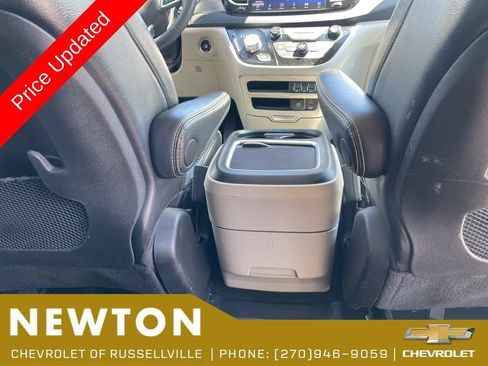 Used 2022 Chrysler Pacifica Touring-L FWD image 34