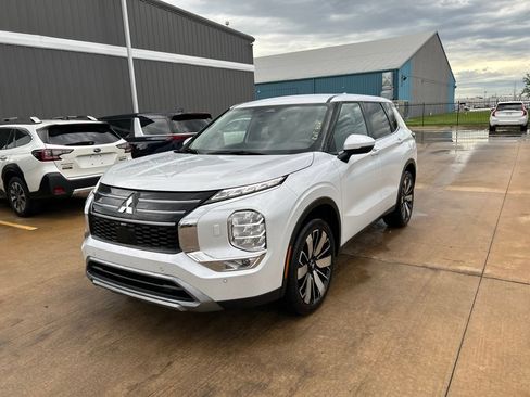 Used 2025 Mitsubishi Outlander SE AWD/4WD image 1