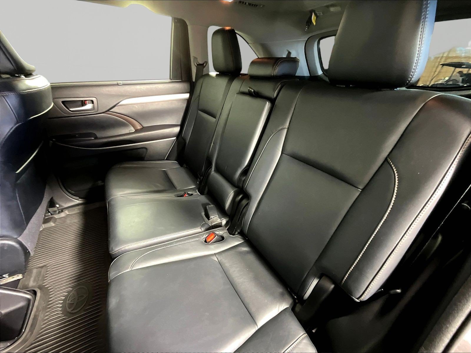 Used 2017 Toyota Highlander XLE AWD/4WD image 19
