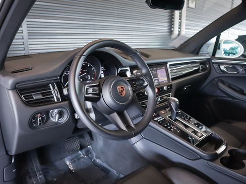 Certified 2026 Porsche Macan AWD/4WD image 4