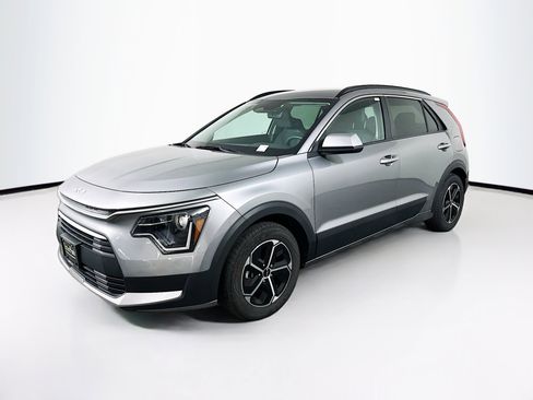 Used 2023 Kia Niro LX image 3