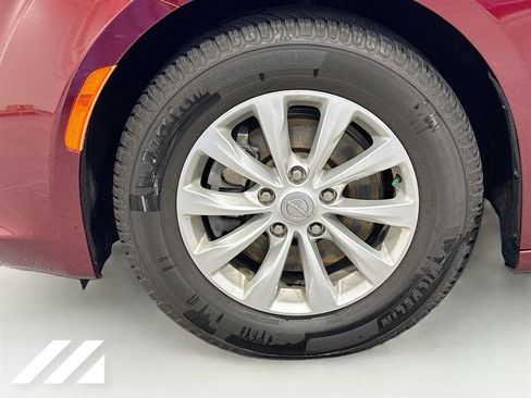 Used 2017 Chrysler Pacifica Touring-L image 31