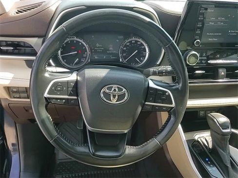 Used 2022 Toyota Highlander XLE image 12
