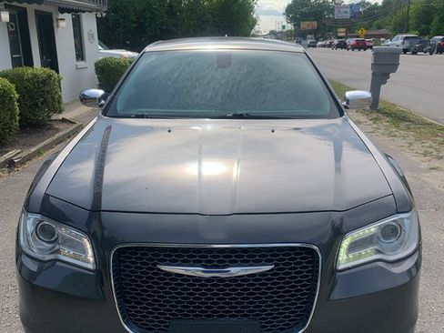 Used 2018 Chrysler 300 Limited RWD image 2