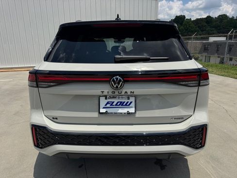 Used 2025 Volkswagen Tiguan SE R-Line AWD/4WD image 14